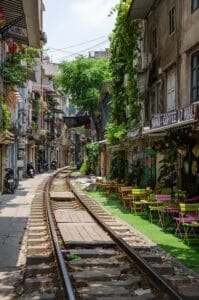 une rue d hanoi avec un train qui passe