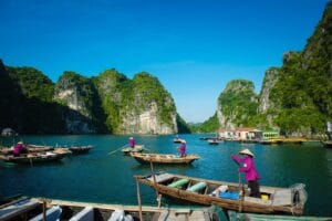 Découvrez la Baie d'Halong : Culture, Cuisine, et Merveilles