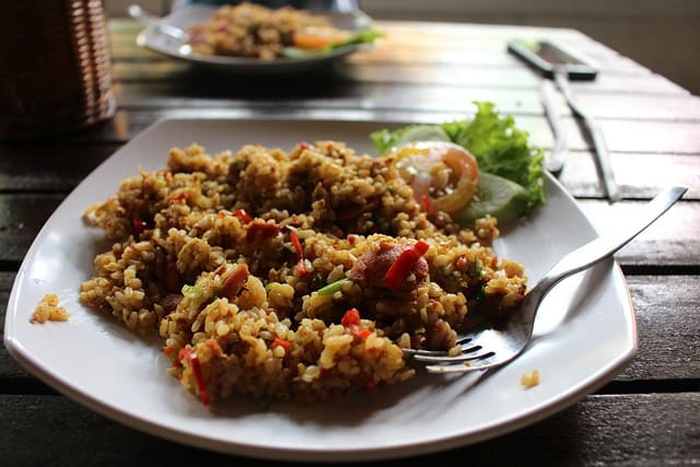 le Nasi Goreng. Ce plat de riz frit est extrêmement populaire en Indonésie