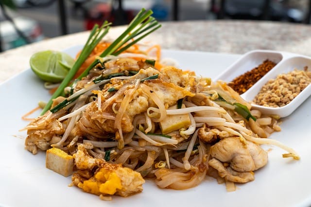 le Pad Thaï. Ce plat de nouilles sautées est l'un des symboles de la gastronomie de la Thaïlande