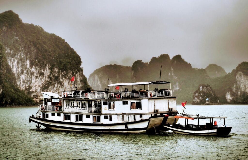 Découvrez la Baie d'Halong : Culture, Cuisine, et Merveilles