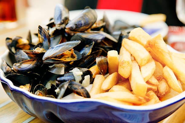 Les Moules-Frites : Le Plat Préféré des Belges