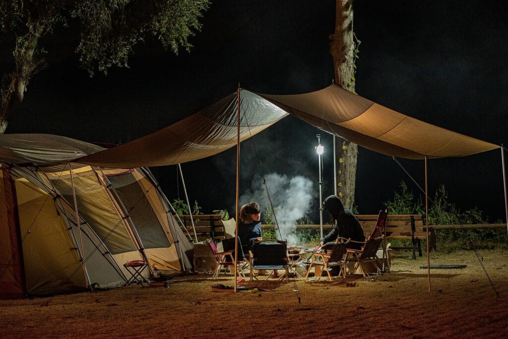 gens dans un camping sous leur te,nte